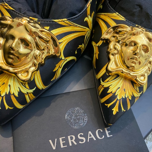 Versace Baroque print Medusa pumps 🔥 - Picture 4 of 8